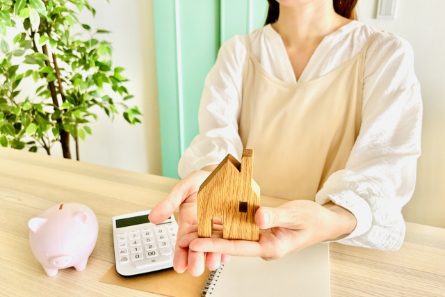 専業主婦でも夫や親名義の不動産を担保にお金を借りられる？融資の条件と同意の必要性を解説